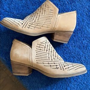 Naturalized light brown / tan suade boots